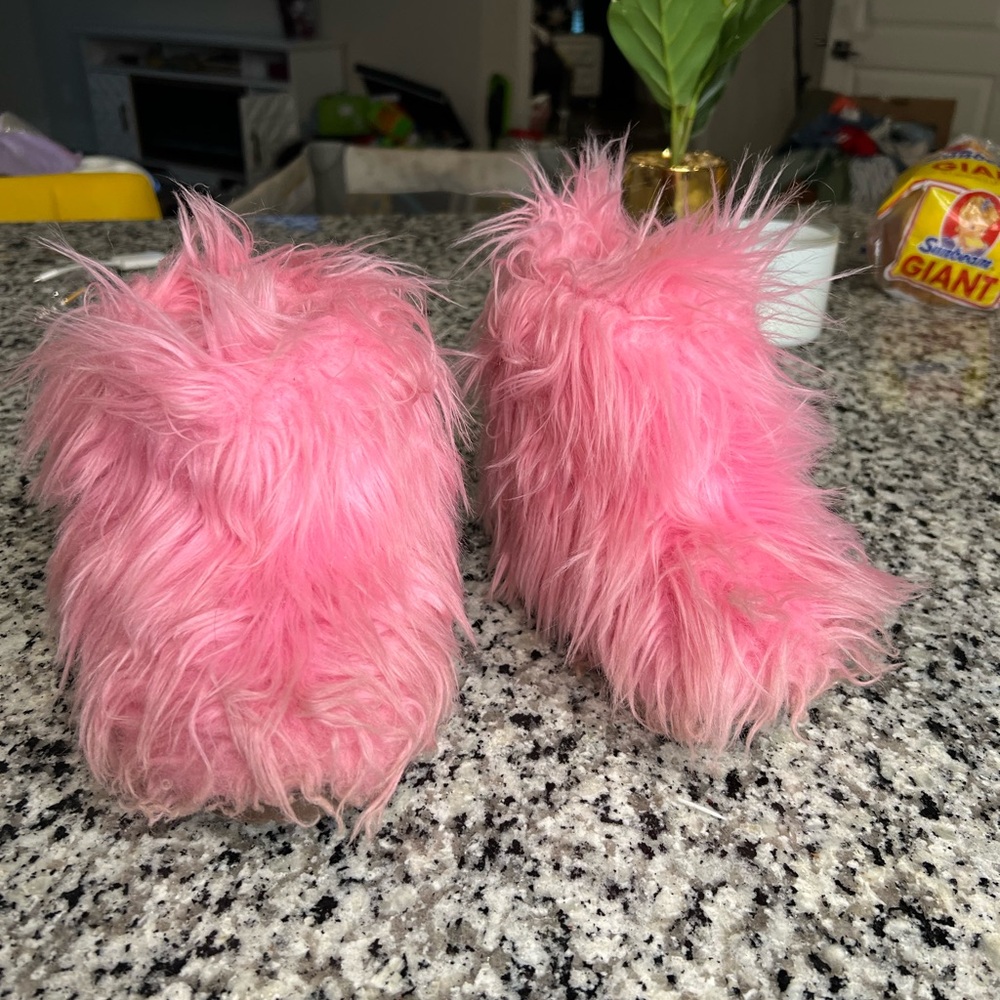 Pink fur boots (11c)